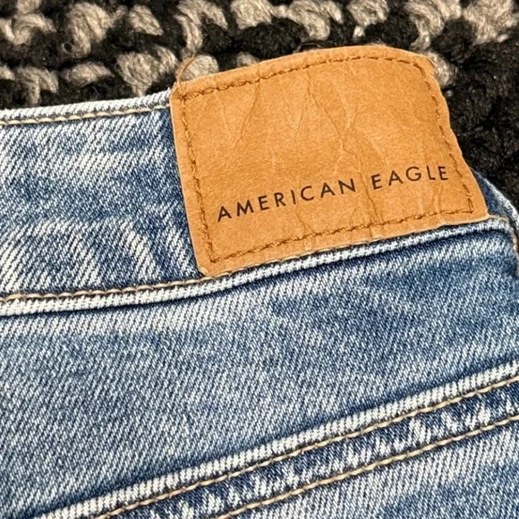 American Eagle Mom Jean Strigid Womens Sz 4 Distressed Thrashed Y2K Casual - Picture 5 of 9
